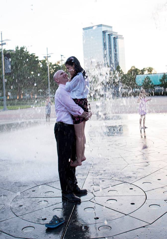 Giây phút kỷ niệm của Hồng Ngọc bên cạnh ông xã. Tuy chăm học nhưng sở thích cá nhân của cô nàng cũng rất con gái, chỉ đơn giản là xem phim, nấu ăn rồi chơi với các “boss”