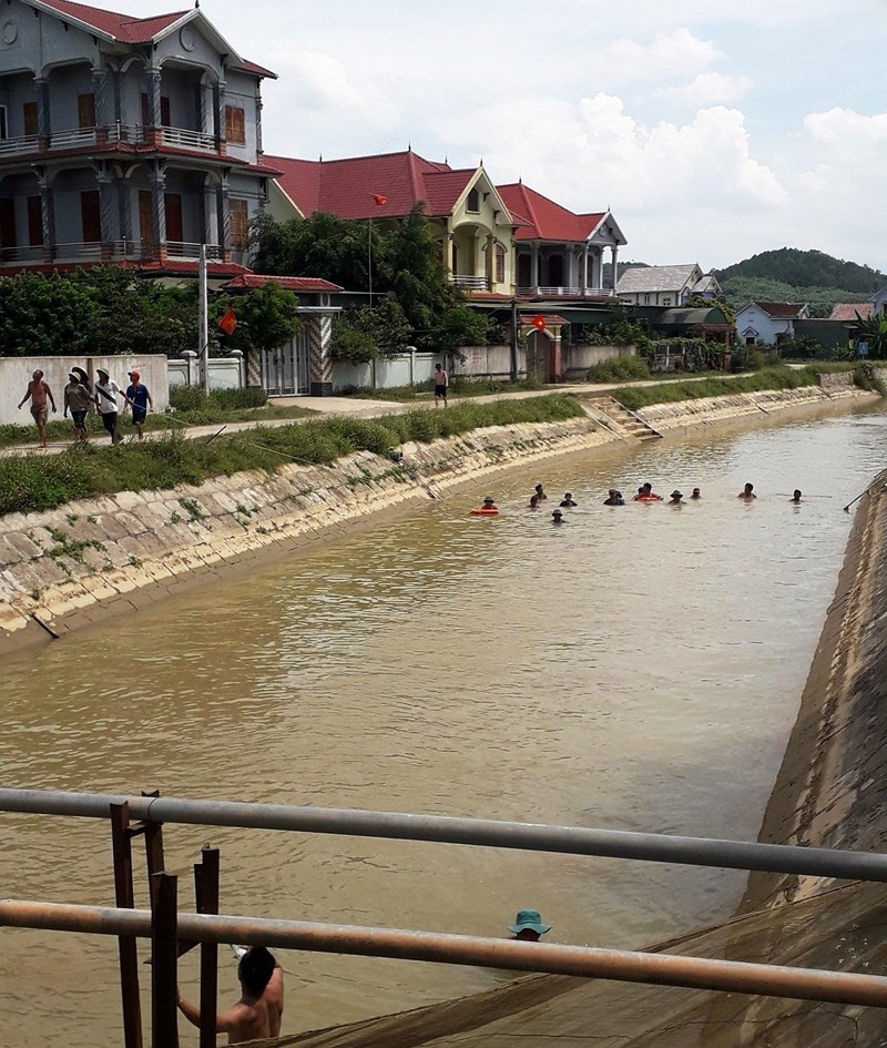 Người dân và chính quyền tìm kiếm cụ bà