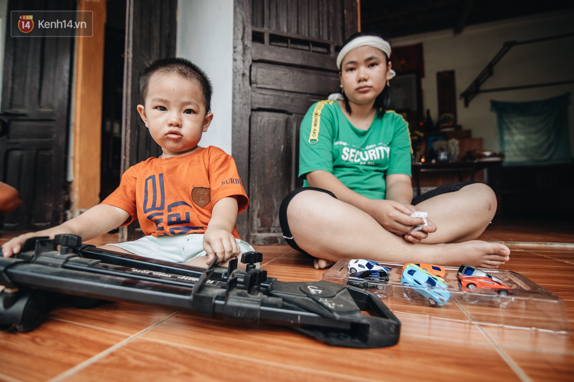 Vợ và con trai mới 2 tuổi của Tuấn Anh. Chị Linh mắc chứng trầm cảm sau sinh, nỗi đau mất chồng chị vẫn chưa biết diễn tả như nào.