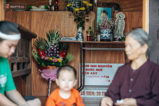 Bé Minh Khôi, gần 2 tuổi, cùng bà cố chơi đùa và xem lại ảnh ngày trước của bố. 