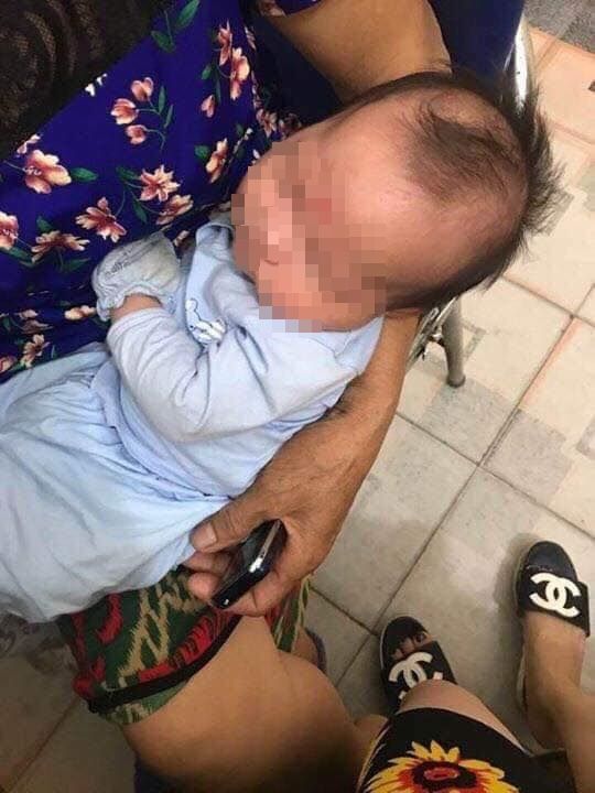 Bé trai 2 tháng tuổi bị mẹ bỏ rơi trước nhà dân kèm bức thư đầy trăn trở của người mẹ.