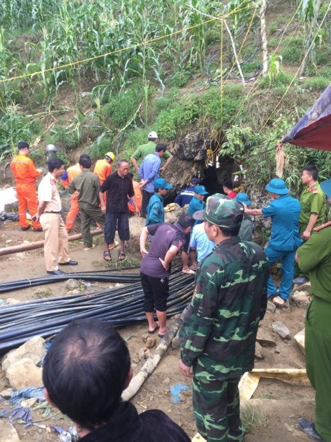 Thi thể nạn nhân mắc kẹt đã được đưa ra ngoài.