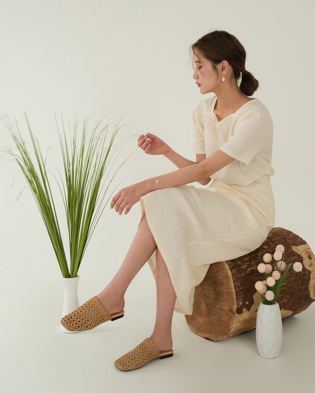 Lại nóng đến phát ốm, nhưng nàng công sở không phải lo vì đã có 5 items nhẹ mát và 100% thanh lịch này Lại nóng đến phát ốm, nhưng nàng công sở không phải lo vì đã có 5 items nhẹ mát và 100% thanh lịch này