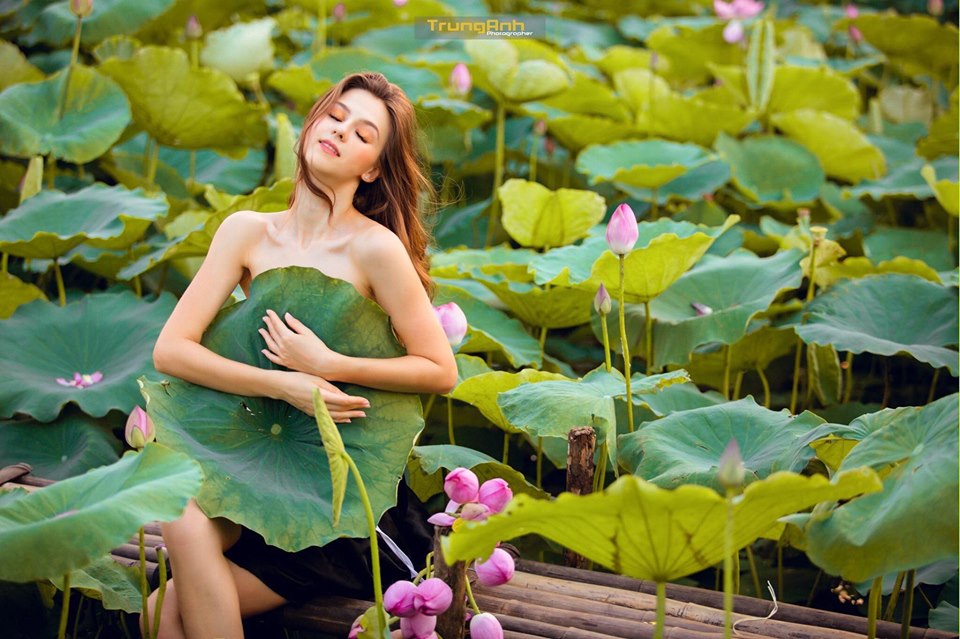 Giữa lùm xùm cô gái chụp ảnh khỏa thân phản cảm, xuất hiện bộ ảnh mẫu Tây bên đầm sen đẹp ngất ngây, khiến dân mạng ‘mê mẩn’ - 2 Giữa lùm xùm cô gái chụp ảnh khỏa thân phản cảm, xuất hiện bộ ảnh mẫu Tây bên đầm sen đẹp ngất ngây, khiến dân mạng ‘mê mẩn’ - 2