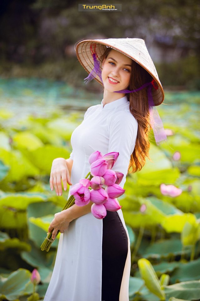 Giữa lùm xùm cô gái chụp ảnh khỏa thân phản cảm, xuất hiện bộ ảnh mẫu Tây bên đầm sen đẹp ngất ngây, khiến dân mạng ‘mê mẩn’ - 9 Giữa lùm xùm cô gái chụp ảnh khỏa thân phản cảm, xuất hiện bộ ảnh mẫu Tây bên đầm sen đẹp ngất ngây, khiến dân mạng ‘mê mẩn’ - 9