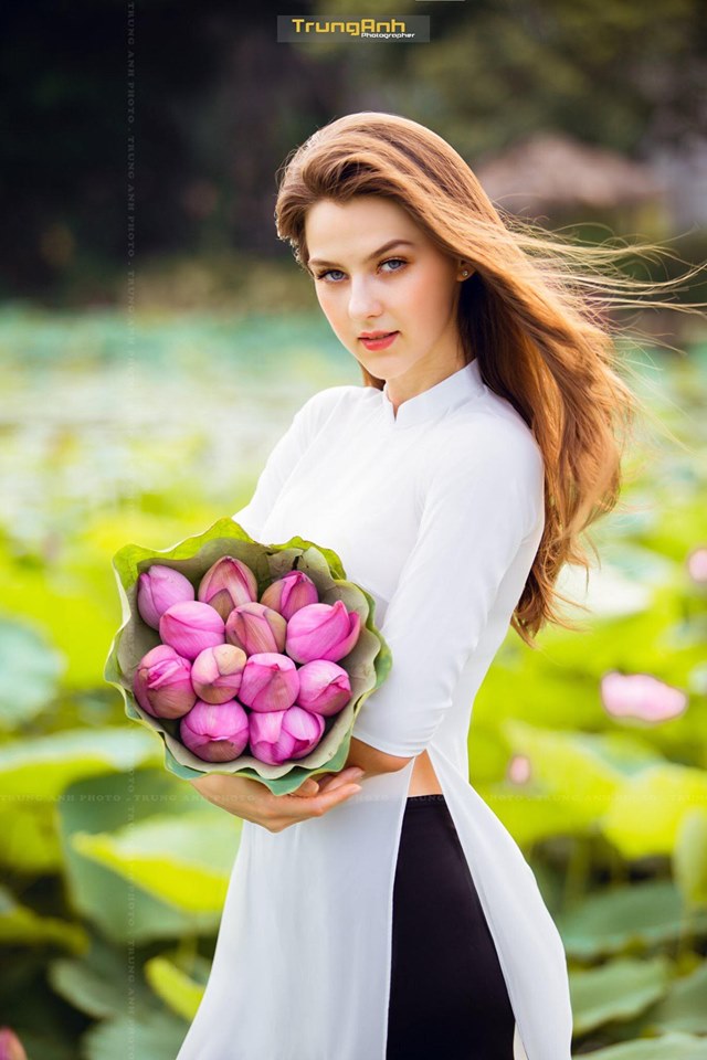 Giữa lùm xùm cô gái chụp ảnh khỏa thân phản cảm, xuất hiện bộ ảnh mẫu Tây bên đầm sen đẹp ngất ngây, khiến dân mạng ‘mê mẩn’ - 11 Giữa lùm xùm cô gái chụp ảnh khỏa thân phản cảm, xuất hiện bộ ảnh mẫu Tây bên đầm sen đẹp ngất ngây, khiến dân mạng ‘mê mẩn’ - 11