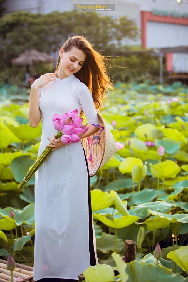 Giữa lùm xùm cô gái chụp ảnh khỏa thân phản cảm, xuất hiện bộ ảnh mẫu Tây bên đầm sen đẹp ngất ngây, khiến dân mạng ‘mê mẩn’ - 13 Giữa lùm xùm cô gái chụp ảnh khỏa thân phản cảm, xuất hiện bộ ảnh mẫu Tây bên đầm sen đẹp ngất ngây, khiến dân mạng ‘mê mẩn’ - 13
