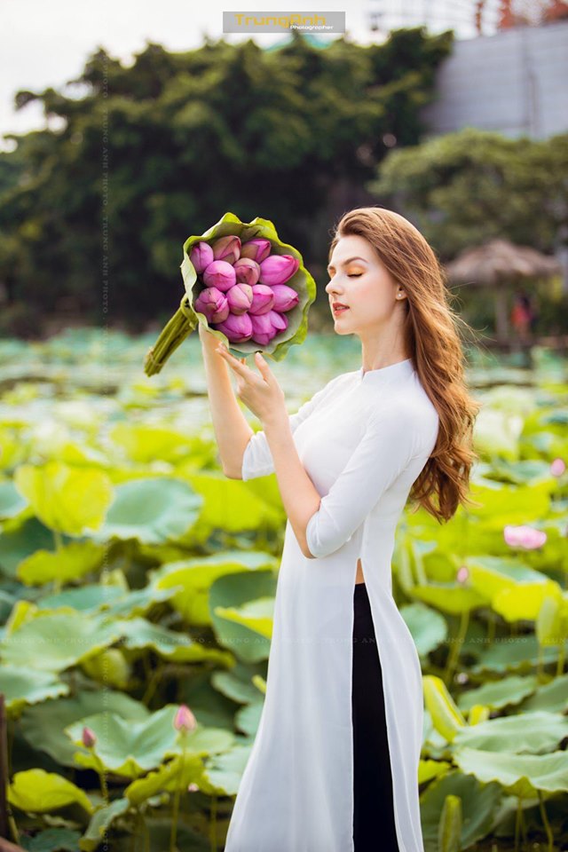 Giữa lùm xùm cô gái chụp ảnh khỏa thân phản cảm, xuất hiện bộ ảnh mẫu Tây bên đầm sen đẹp ngất ngây, khiến dân mạng ‘mê mẩn’ - 14 Giữa lùm xùm cô gái chụp ảnh khỏa thân phản cảm, xuất hiện bộ ảnh mẫu Tây bên đầm sen đẹp ngất ngây, khiến dân mạng ‘mê mẩn’ - 14