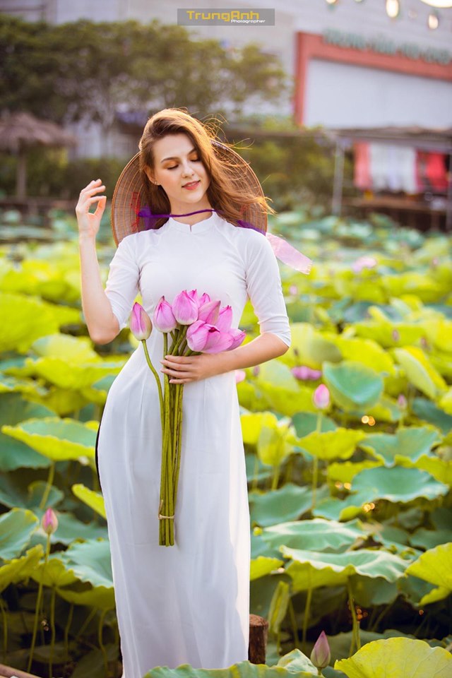 Giữa lùm xùm cô gái chụp ảnh khỏa thân phản cảm, xuất hiện bộ ảnh mẫu Tây bên đầm sen đẹp ngất ngây, khiến dân mạng ‘mê mẩn’ - 15 Giữa lùm xùm cô gái chụp ảnh khỏa thân phản cảm, xuất hiện bộ ảnh mẫu Tây bên đầm sen đẹp ngất ngây, khiến dân mạng ‘mê mẩn’ - 15