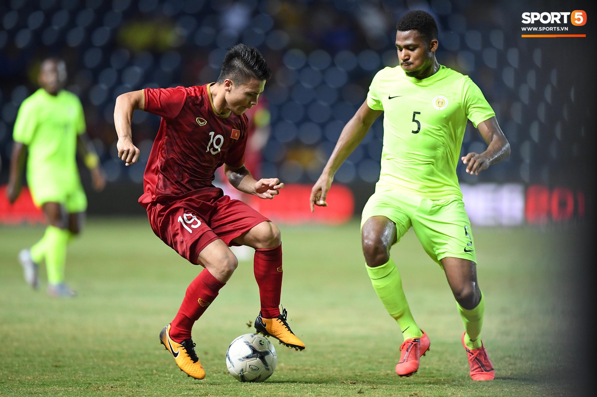 Quang Hải khiến các hậu vệ Curacao tẽn tò với pha xử lý cực tinh tế. Ảnh: Tiến Tuấn