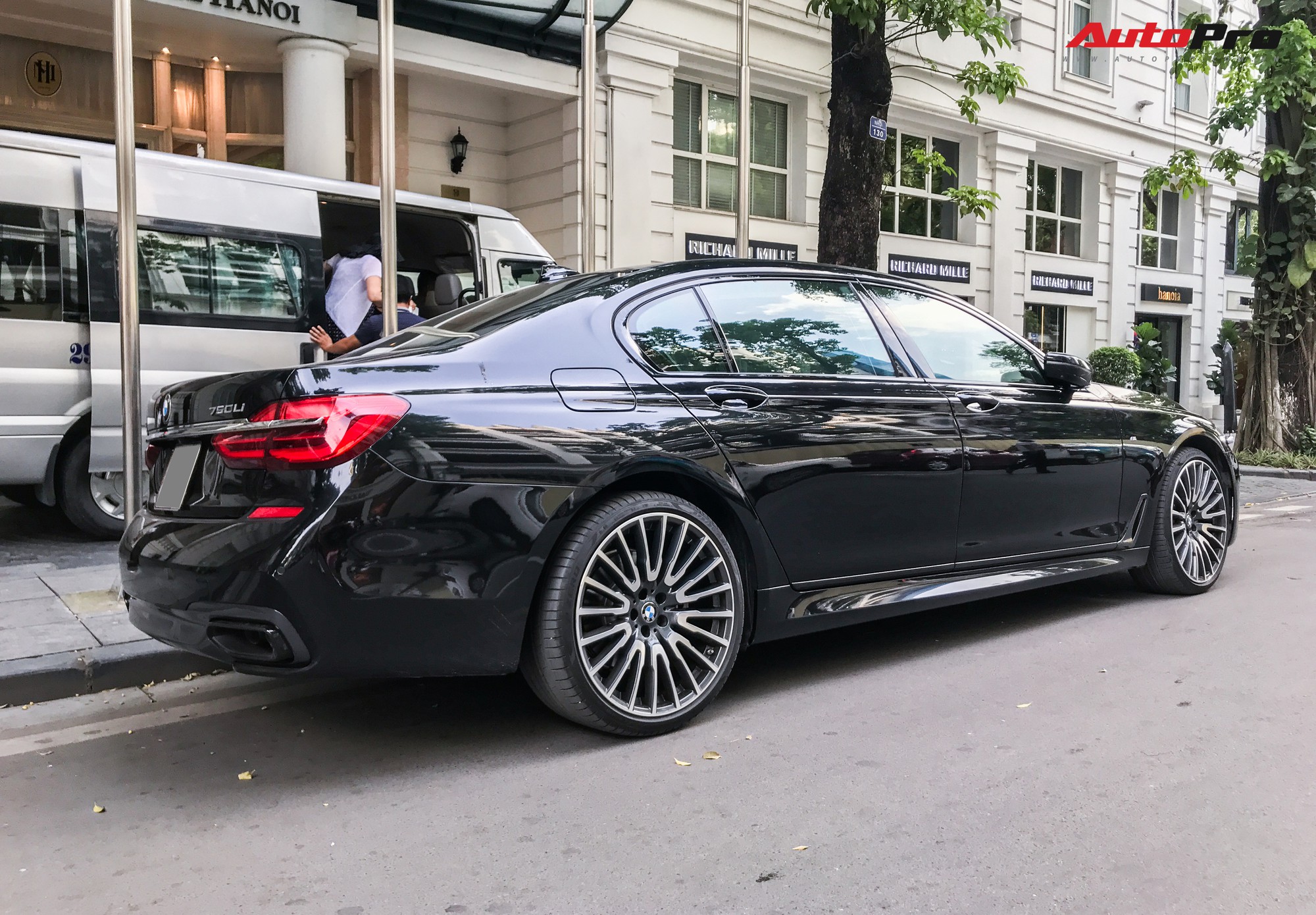 Khám phá nhanh BMW 750Li xDrive M Sport độc nhất Việt Nam, giá khoảng 10 tỷ đồng - 7 Khám phá nhanh BMW 750Li xDrive M Sport độc nhất Việt Nam, giá khoảng 10 tỷ đồng - 7