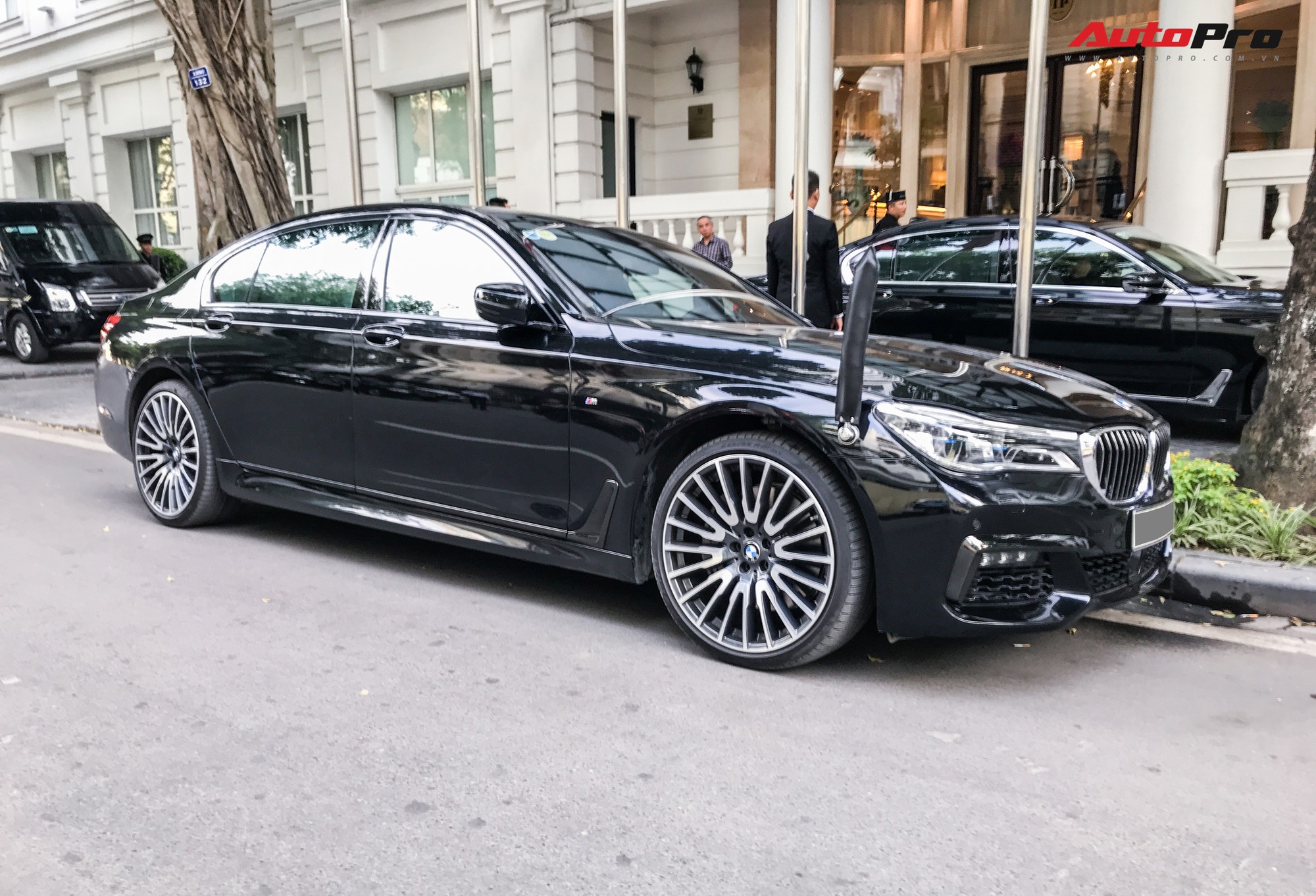 Khám phá nhanh BMW 750Li xDrive M Sport độc nhất Việt Nam, giá khoảng 10 tỷ đồng Khám phá nhanh BMW 750Li xDrive M Sport độc nhất Việt Nam, giá khoảng 10 tỷ đồng