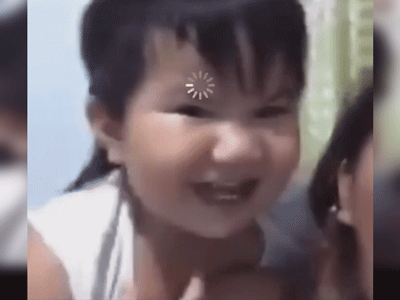 Hí hửng ngó mặt vào màn hình điện thoại cùng mẹ, biểu cảm của em bé sau đó khiến dân mạng vừa buồn cười vừa thương Hí hửng ngó mặt vào màn hình điện thoại cùng mẹ, biểu cảm của em bé sau đó khiến dân mạng vừa buồn cười vừa thương
