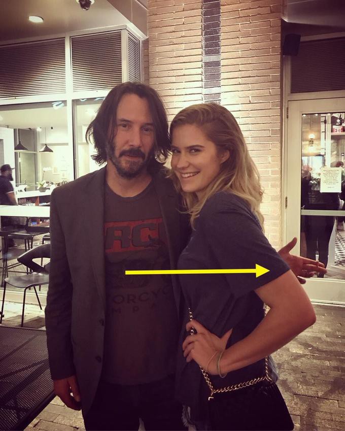 Keanu Reeves thường cố gắng không đụng chạm vào người fan nữ.