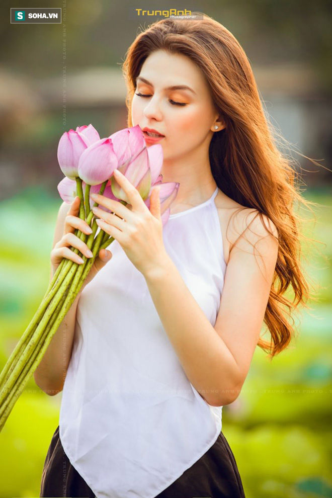 Cô gái Tây tiết lộ số lượng ống kính 'chĩa' vào mình khi đứng dưới hồ sen - 1 Cô gái Tây tiết lộ số lượng ống kính 'chĩa' vào mình khi đứng dưới hồ sen - 1