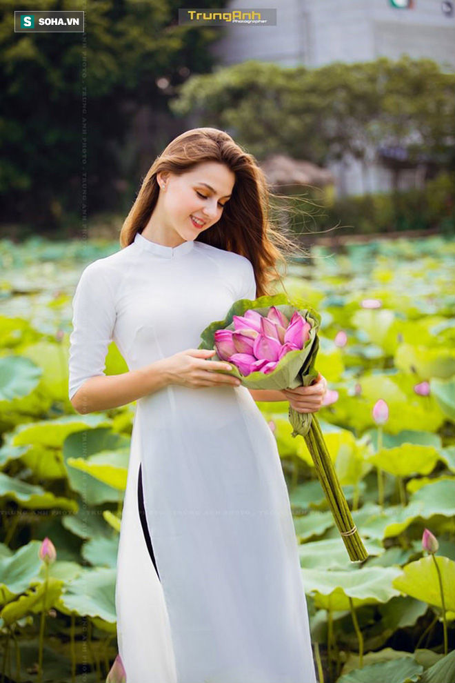 Cô gái Tây tiết lộ số lượng ống kính 'chĩa' vào mình khi đứng dưới hồ sen - 3 Cô gái Tây tiết lộ số lượng ống kính 'chĩa' vào mình khi đứng dưới hồ sen - 3
