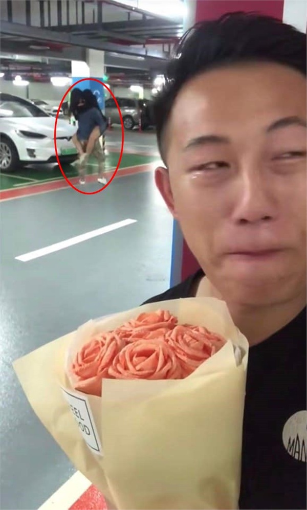 Bí mật mang hoa đến chúc mừng sinh nhật người yêu, chàng trai 'chết lặng' phát hiện mình bị 'cắm sừng' - 1 Bí mật mang hoa đến chúc mừng sinh nhật người yêu, chàng trai 'chết lặng' phát hiện mình bị 'cắm sừng' - 1