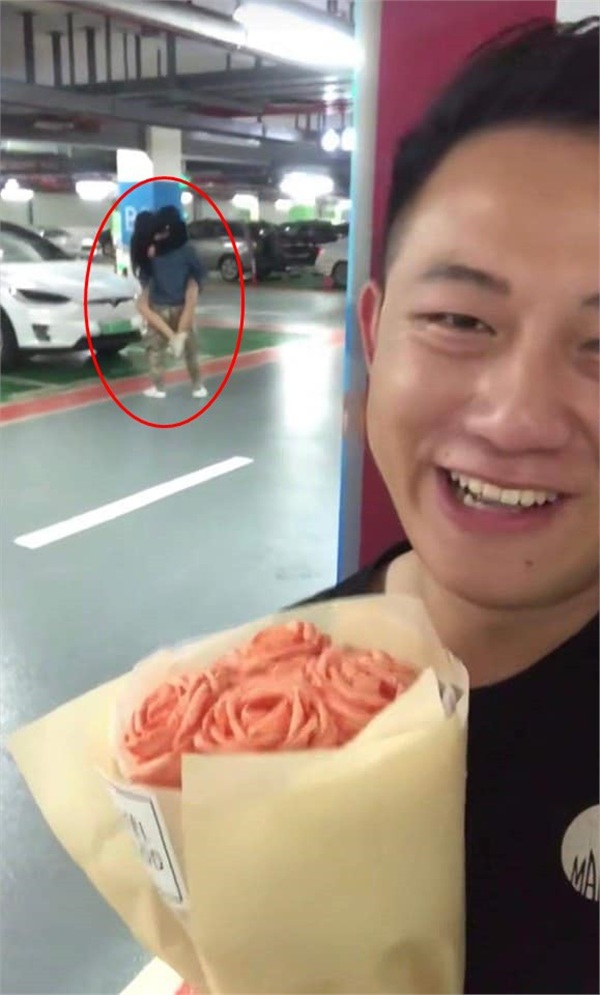 Bí mật mang hoa đến chúc mừng sinh nhật người yêu, chàng trai 'chết lặng' phát hiện mình bị 'cắm sừng' - 2 Bí mật mang hoa đến chúc mừng sinh nhật người yêu, chàng trai 'chết lặng' phát hiện mình bị 'cắm sừng' - 2