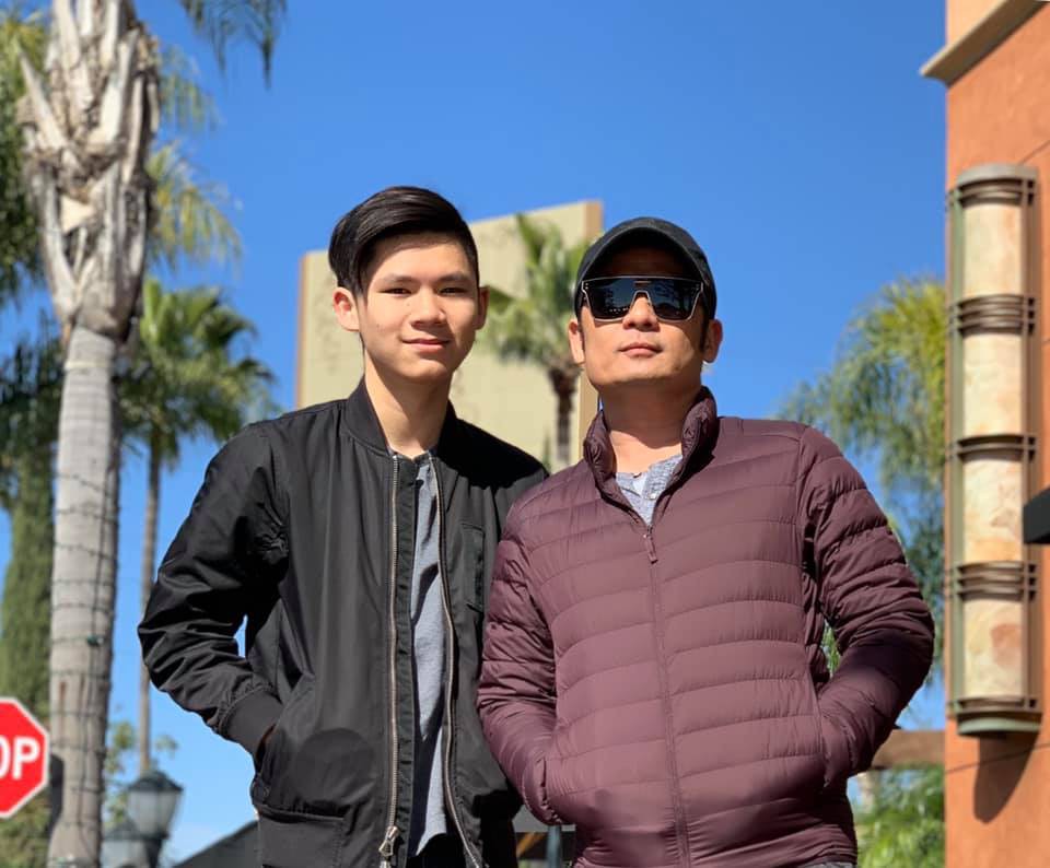 Cậu bé 16 tuổi đã cao vượt trội hơn bố, lộ rõ nhiều nét lãng tử.