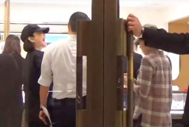 Lâm Thanh Hà đi mua sắm và giới truyền thông cũng chụp được hình bà đang nói chuyện vui vẻ với một người đàn ông.