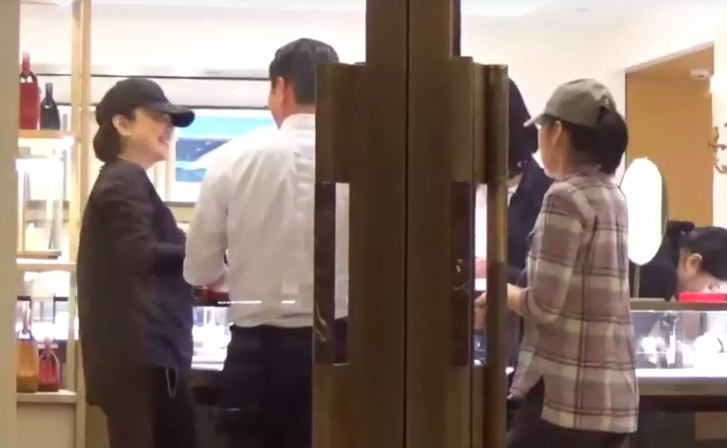 Không chỉ vậy, Lâm Thanh Hà còn chủ động ôm hôn người đàn ông này.