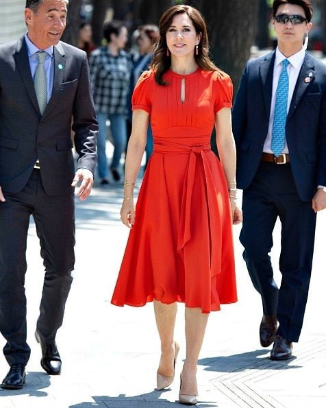 Công nương Mary của Hoàng gia Đan Mạch: 47 tuổi, có 4 đứa con vẫn 'đánh bại' Kate Middleton để trở thành người phụ nữ mặc đẹp nhất thế giới - 9 Công nương Mary của Hoàng gia Đan Mạch: 47 tuổi, có 4 đứa con vẫn 'đánh bại' Kate Middleton để trở thành người phụ nữ mặc đẹp nhất thế giới - 9