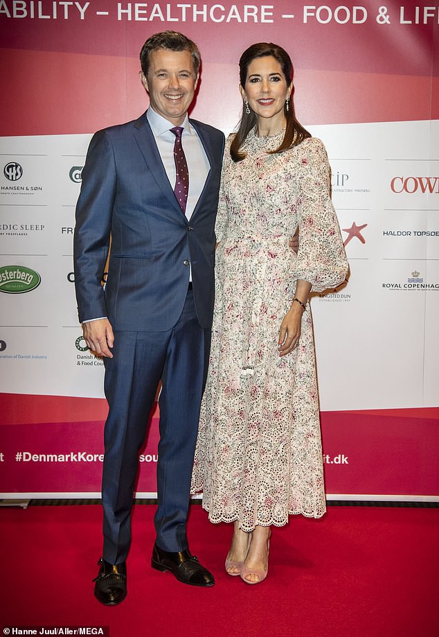 Công nương Mary của Hoàng gia Đan Mạch: 47 tuổi, có 4 đứa con vẫn 'đánh bại' Kate Middleton để trở thành người phụ nữ mặc đẹp nhất thế giới - 13 Công nương Mary của Hoàng gia Đan Mạch: 47 tuổi, có 4 đứa con vẫn 'đánh bại' Kate Middleton để trở thành người phụ nữ mặc đẹp nhất thế giới - 13