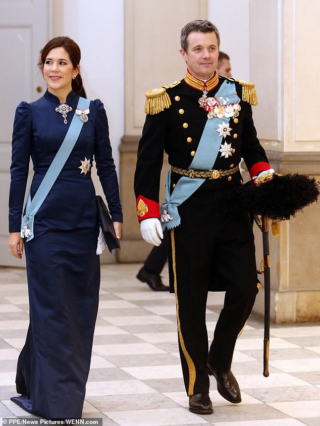 Công nương Mary của Hoàng gia Đan Mạch: 47 tuổi, có 4 đứa con vẫn 'đánh bại' Kate Middleton để trở thành người phụ nữ mặc đẹp nhất thế giới - 16 Công nương Mary của Hoàng gia Đan Mạch: 47 tuổi, có 4 đứa con vẫn 'đánh bại' Kate Middleton để trở thành người phụ nữ mặc đẹp nhất thế giới - 16