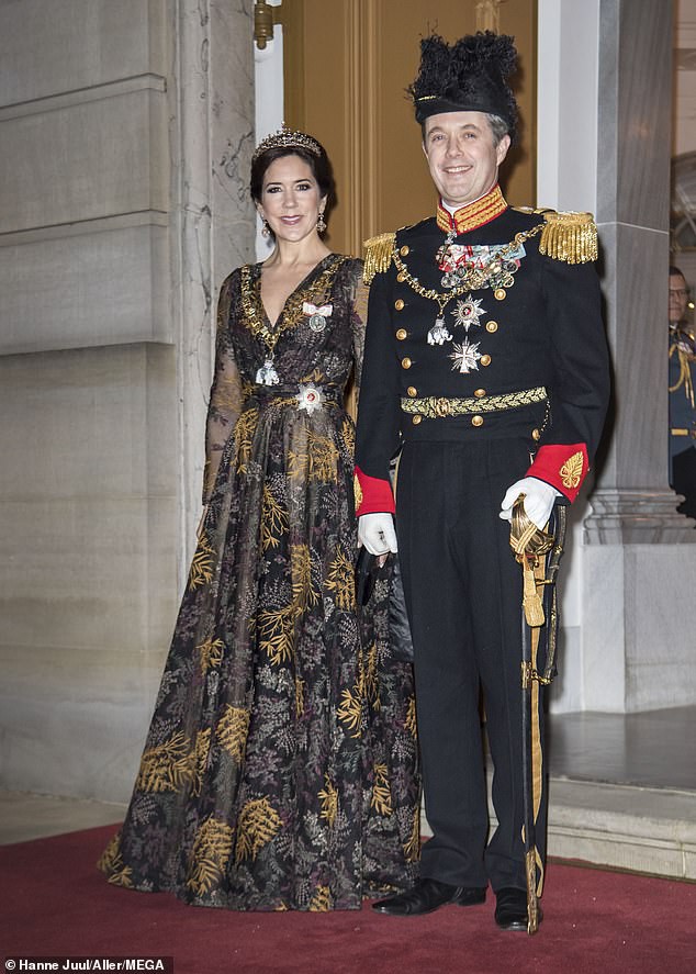 Công nương Mary của Hoàng gia Đan Mạch: 47 tuổi, có 4 đứa con vẫn 'đánh bại' Kate Middleton để trở thành người phụ nữ mặc đẹp nhất thế giới - 18 Công nương Mary của Hoàng gia Đan Mạch: 47 tuổi, có 4 đứa con vẫn 'đánh bại' Kate Middleton để trở thành người phụ nữ mặc đẹp nhất thế giới - 18