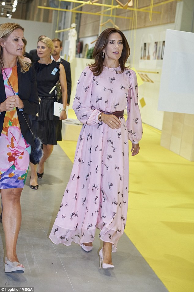 Công nương Mary của Hoàng gia Đan Mạch: 47 tuổi, có 4 đứa con vẫn 'đánh bại' Kate Middleton để trở thành người phụ nữ mặc đẹp nhất thế giới - 8 Công nương Mary của Hoàng gia Đan Mạch: 47 tuổi, có 4 đứa con vẫn 'đánh bại' Kate Middleton để trở thành người phụ nữ mặc đẹp nhất thế giới - 8