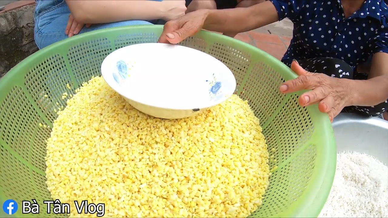 Bà Tân Vlog ăn mừng đạt huân chương kỷ lục Việt Nam, cùng 3 người cháu đến từ Hàn, Nhật, Nga làm đĩa xôi gà khổng lồ - 3 Bà Tân Vlog ăn mừng đạt huân chương kỷ lục Việt Nam, cùng 3 người cháu đến từ Hàn, Nhật, Nga làm đĩa xôi gà khổng lồ - 3