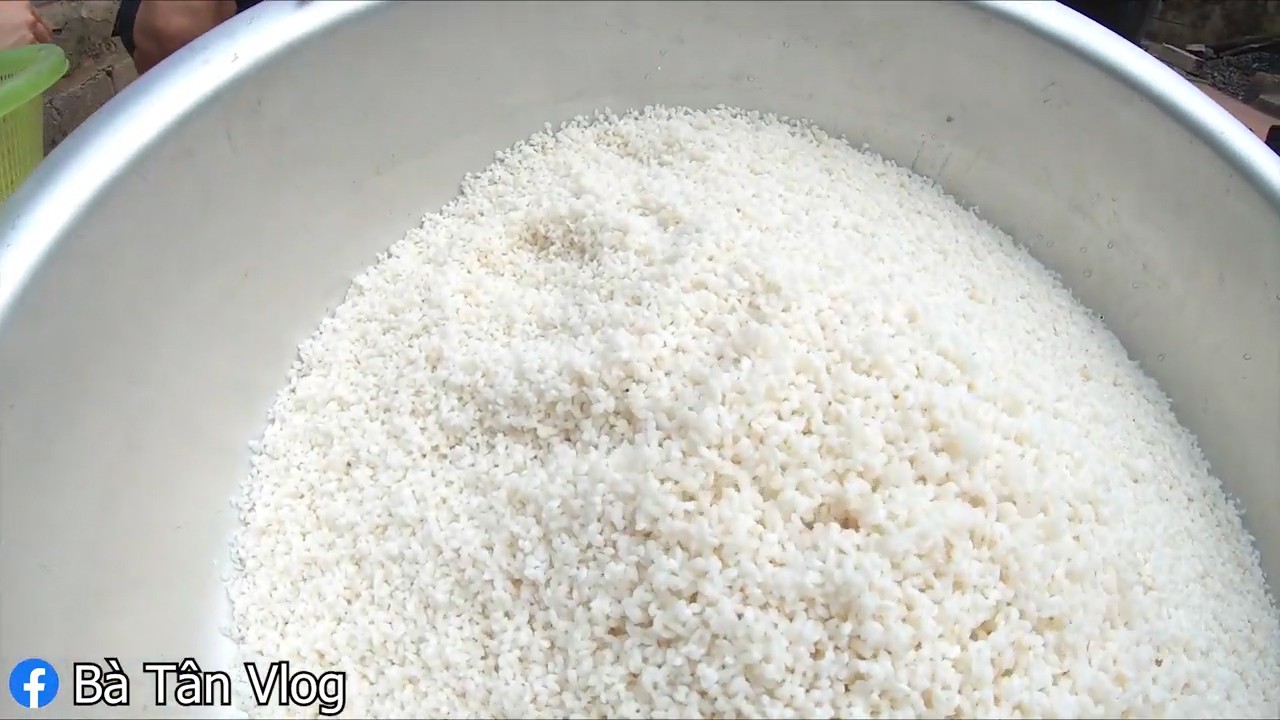 Bà Tân Vlog ăn mừng đạt huân chương kỷ lục Việt Nam, cùng 3 người cháu đến từ Hàn, Nhật, Nga làm đĩa xôi gà khổng lồ - 4 Bà Tân Vlog ăn mừng đạt huân chương kỷ lục Việt Nam, cùng 3 người cháu đến từ Hàn, Nhật, Nga làm đĩa xôi gà khổng lồ - 4