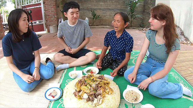Bà Tân Vlog ăn mừng đạt huân chương kỷ lục Việt Nam, cùng 3 người cháu đến từ Hàn, Nhật, Nga làm đĩa xôi gà khổng lồ Bà Tân Vlog ăn mừng đạt huân chương kỷ lục Việt Nam, cùng 3 người cháu đến từ Hàn, Nhật, Nga làm đĩa xôi gà khổng lồ