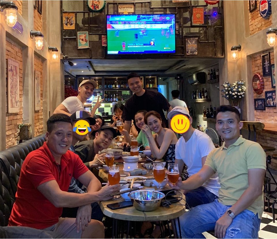 Hồ Quang Hiếu bị fan nghi ngờ chính là nhân vật bí ẩn ngồi cạnh Bảo Anh trong bức hình được Dương Triệu Vũ chia sẻ