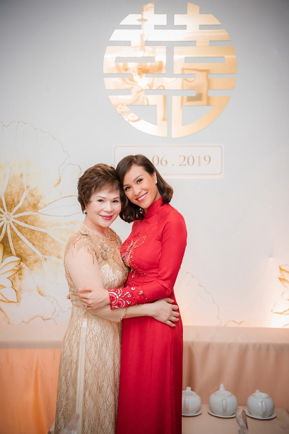 MC Phương Mai và mẹ