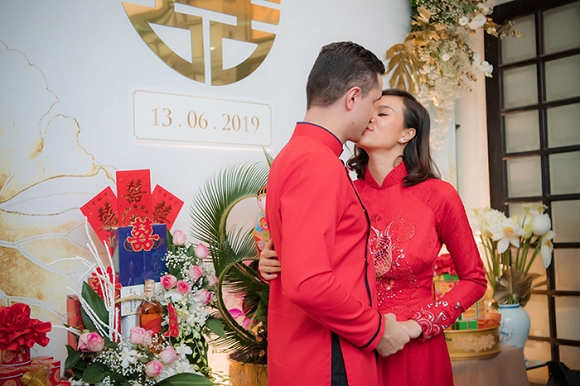 Cặp đôi trao nhau nụ hôn nồng nàn trước sự chứng kiến của hai bên gia đình