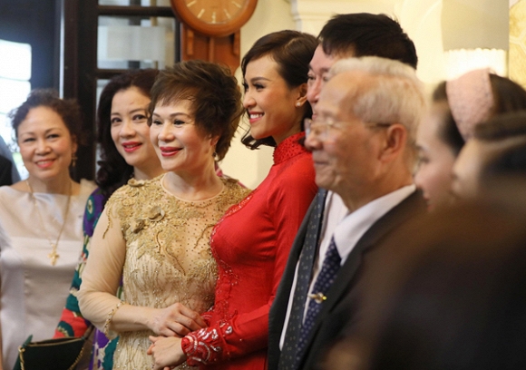 Cô dâu tươi cười chụp hình cùng người thân và quan khách