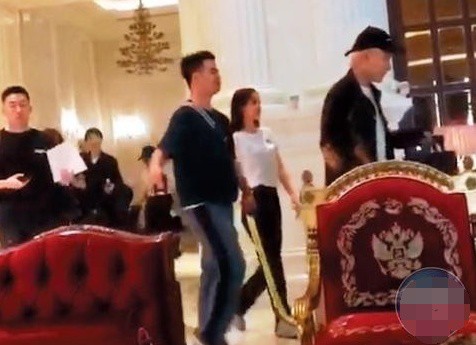 Truyền thông xứ Đài nhận định: Cả hai không hề giống một cặp vợ chồng showbiz cùng nhau tham gia sự kiện chung.