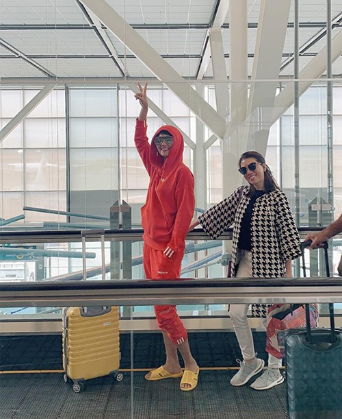 H'Hen Niê với đôi dép lê quen thuộc ở sân bay.