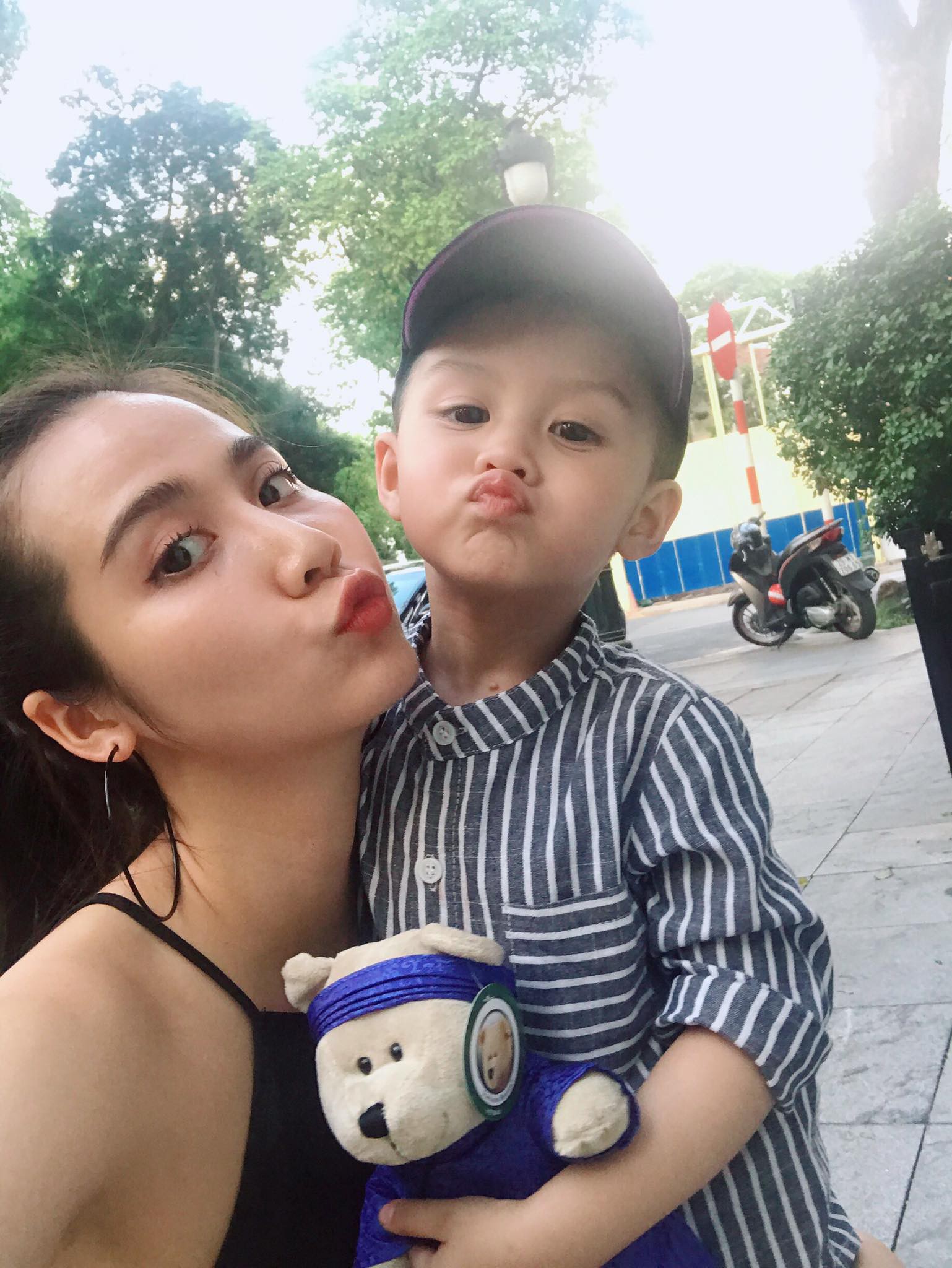 Thời gian qua Huyền Lizzie thường xuyên đăng ảnh với con trai - bé Nem mà không hề có sự xuất hiện của ông xã.