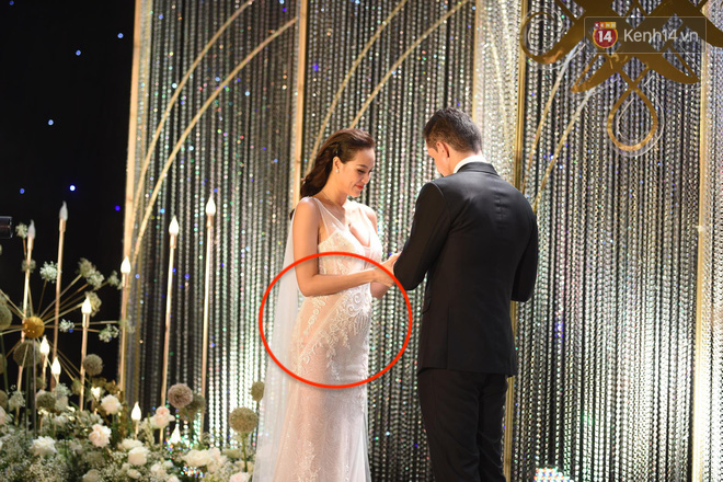 Ở những góc chụp nghiêng, vòng bụng nhô cao của cô càng không thể che giấu (Ảnh: Kenh14.vn)