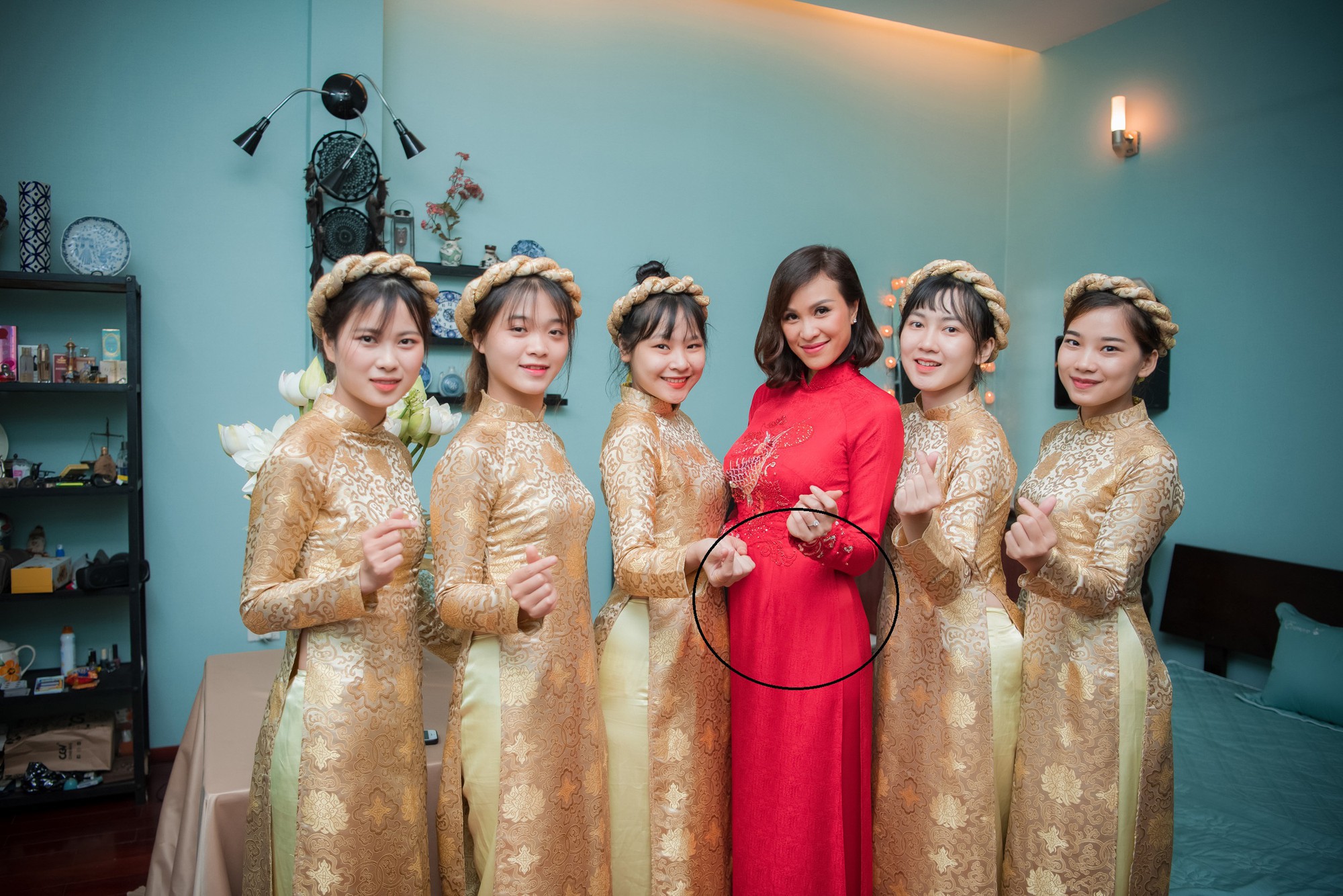 Phương Mai lộ vòng bụng to bất thường khi diện áo dài.