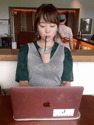 Đoạn clip vừa uống trà sữa đặt trên ngực vừa dùng máy tính của một người mẫu Nhật Bản được cho là đã mở ra thử thách uống trà sữa không cầm tay.