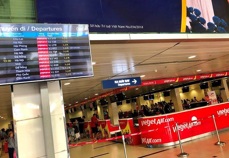 Khu vực làm thủ tục lấy thẻ lên máy bay cuả hãng Vietjet khá vắng khách. vào sáng 16-6 Ảnh: P.ĐIỀN