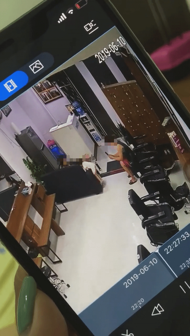 Người đàn ông giơ điện thoại bị nghi quay hoặc chụp vùng kín bé gái. (Ảnh cắt từ clip)