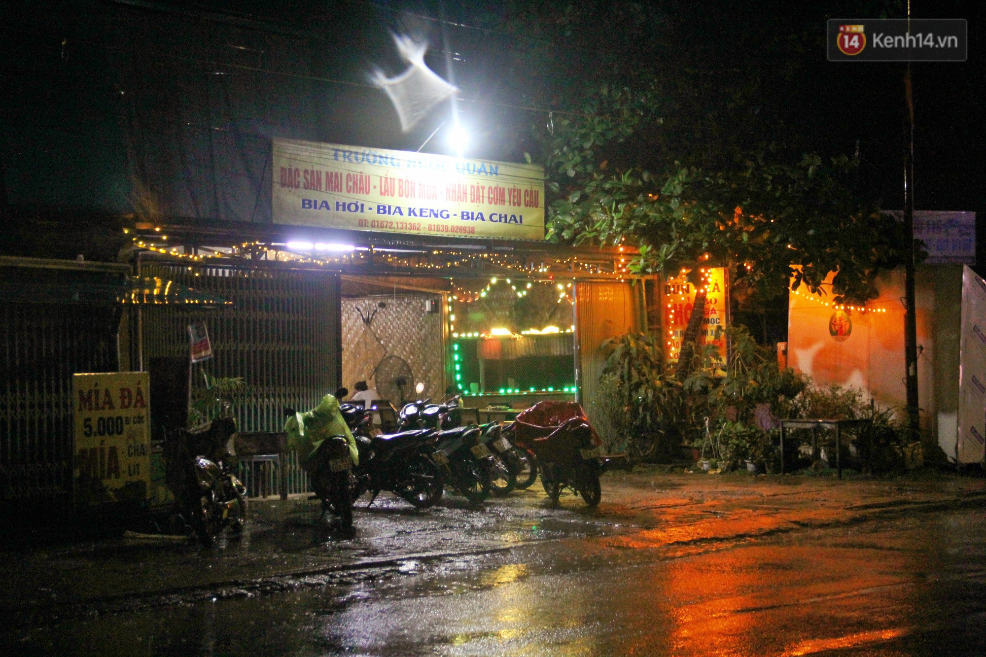 Quán ăn nhỏ của gia đình anh Phạm Xuân Trường nằm sát cạnh Bệnh viện Đa khoa Mai Châu.