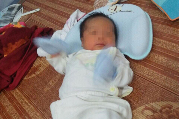 Bé trai chào đời với cân nặng 2,7 kg