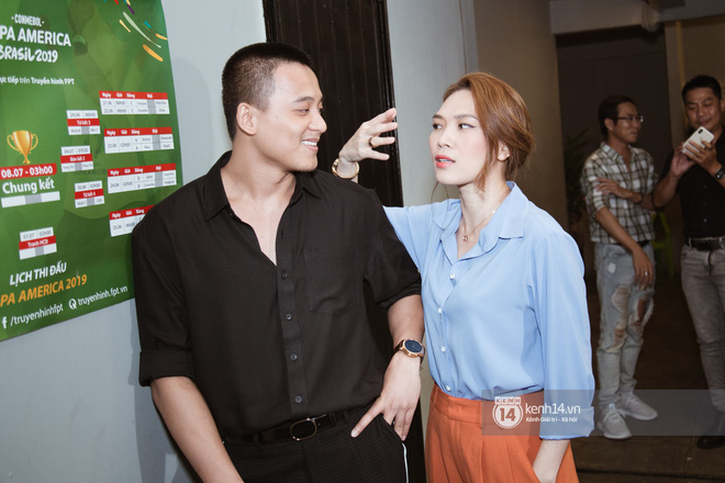 Cả hai thoải mái tạo dáng, dành cho nhau những cử chỉ tình tứ trước ống kính.