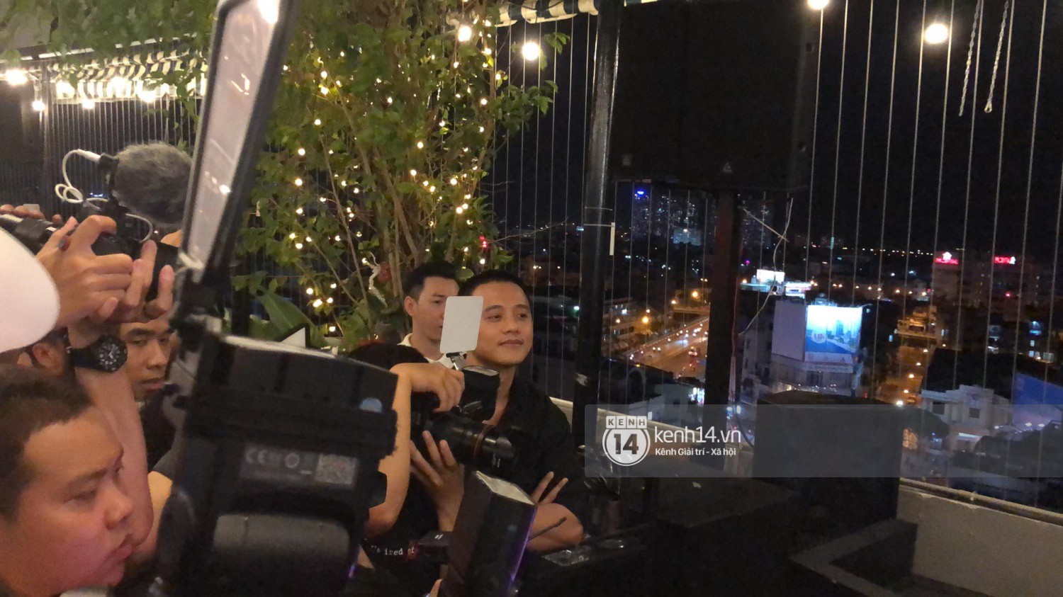 ... Mai Tài Phến lặng lẽ đứng một góc ngắm nhìn cô đầy trìu mến.