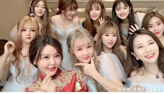 Hình ảnh của cô dâu và dàn phù dâu toàn hotgirl MXH đình đám